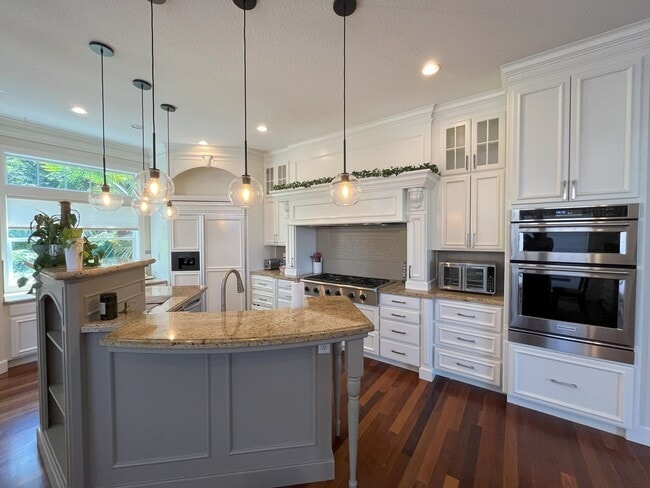 Building Photo - Elegant 4-Bedroom Luxury Home with Panoram...