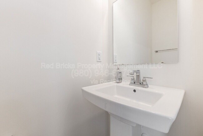 Building Photo - 6122 Cleburne Ct