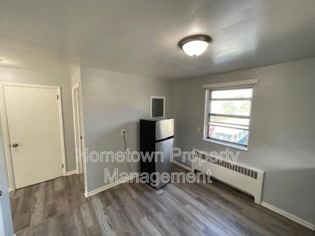 Building Photo - 127 S 28th St