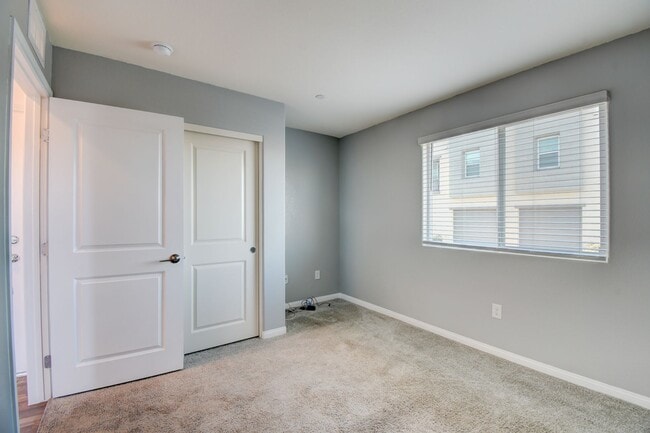 Building Photo - Great Townhouse in a gated community