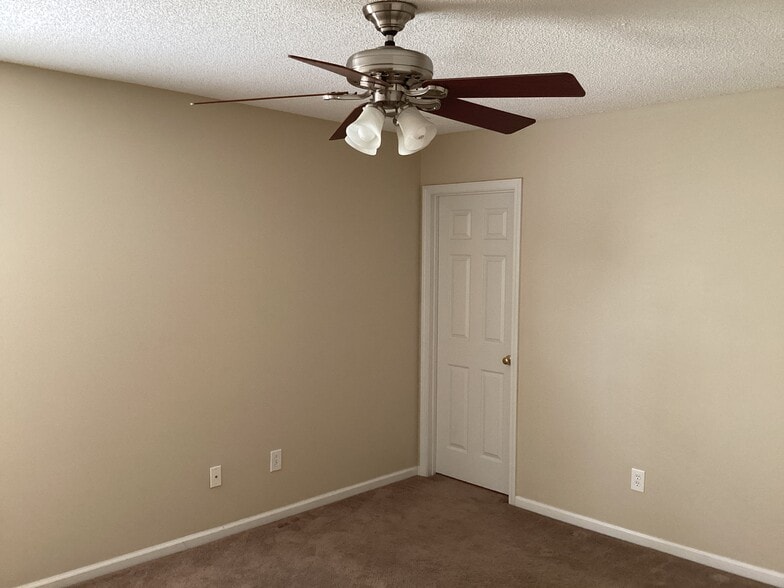 Building Photo - 1009 Friartuck Trl