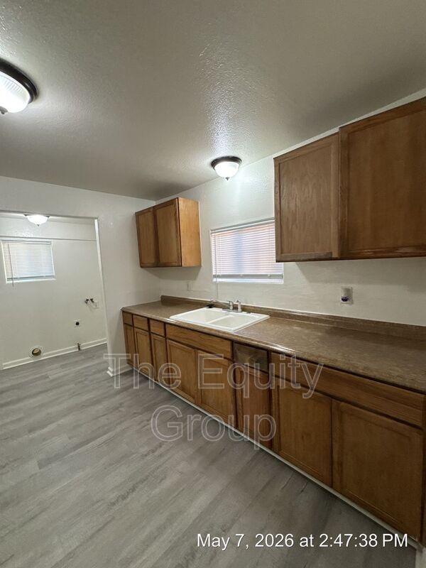 Building Photo - 932.5 W Goshen Ave
