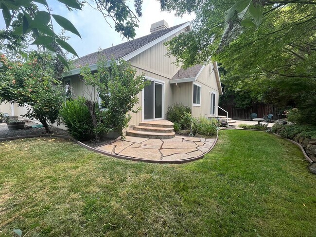 Building Photo - Large Single Level 4 Bedroom 2 Bathroom Home located in Northeast Rohnert Park
