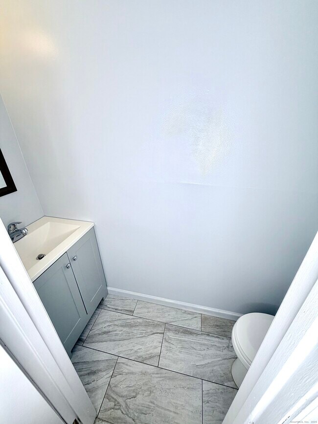 Building Photo - 14 Newtown Rd