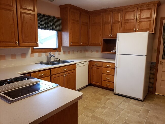 Building Photo - 3 bedroom, 1.5 Bath Home located near Skyv...