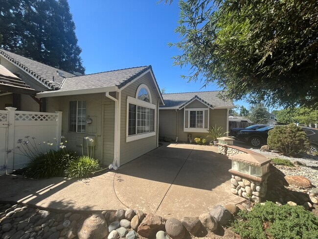 Front - 647 Hovey Way