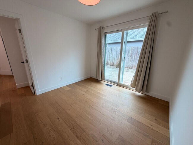 Building Photo - Spacious 4 Bedroom/2Bathroom Home in South San Francisco!