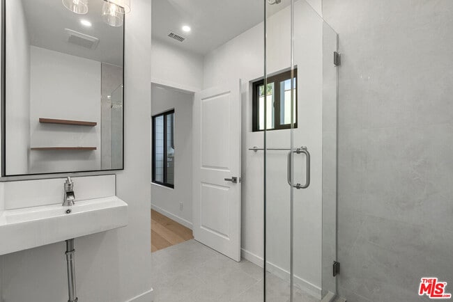 Building Photo - 824 N Orange Grove Ave