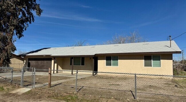 Building Photo - Gorgeous Remodeled 3+2 On Half Acre- $2600