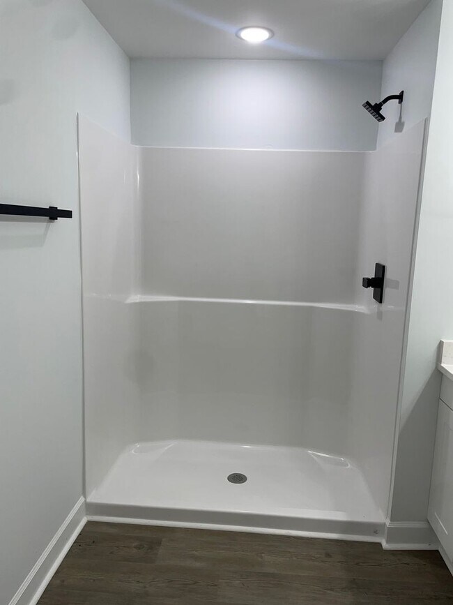 Building Photo - NEWLY REMODLED 3 BED, 2 BATH BRICK HOME LO...