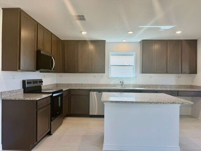 Building Photo - Modern Comfort Meets Style in Mariposa Manor