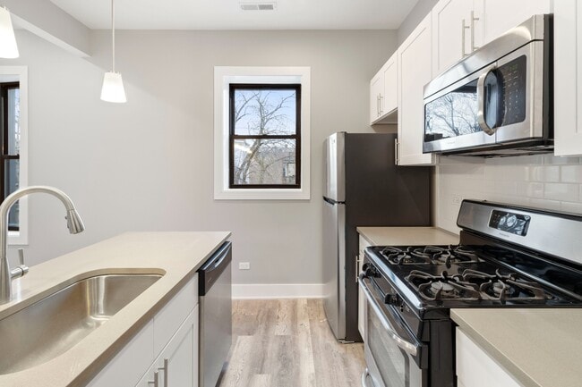 Building Photo - Top Floor, Gorgeous, Renovated 2bd/2bth, West Town Available 4/20