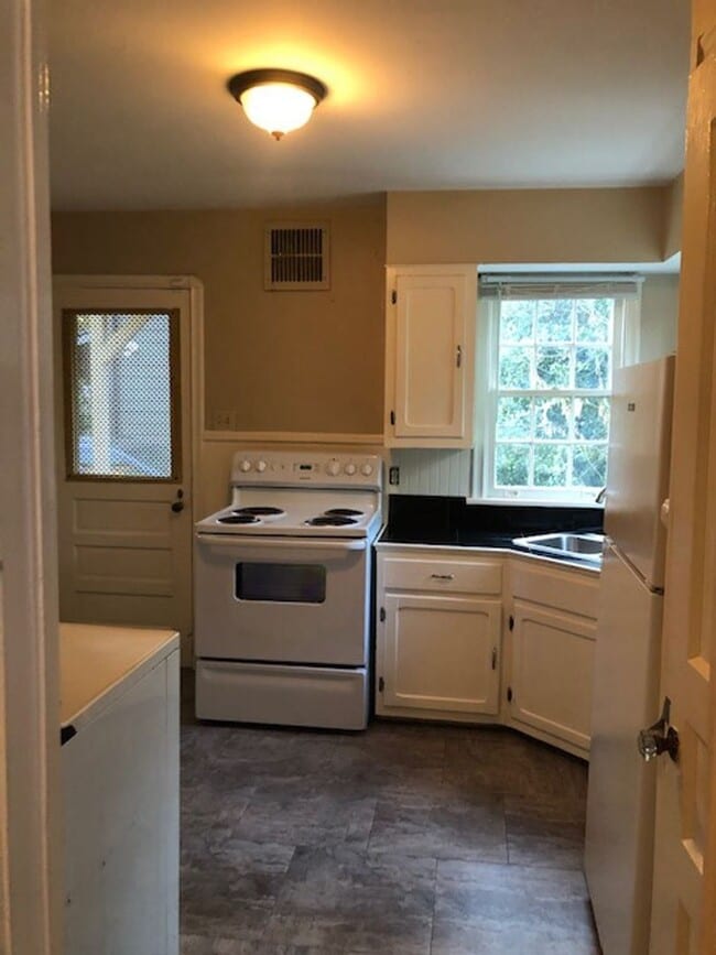 Building Photo - Great location in Garden District seconds from Downtown and LSU.