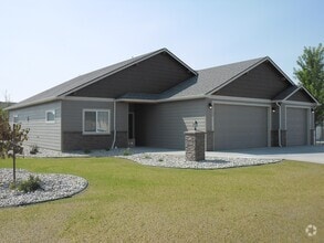 Building Photo - GOLF COURSE AREA HOME