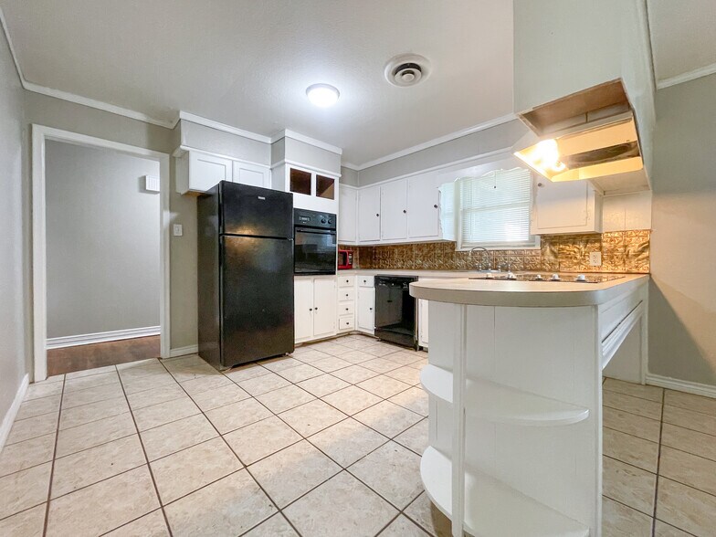 Building Photo - 110 E San Benito Dr