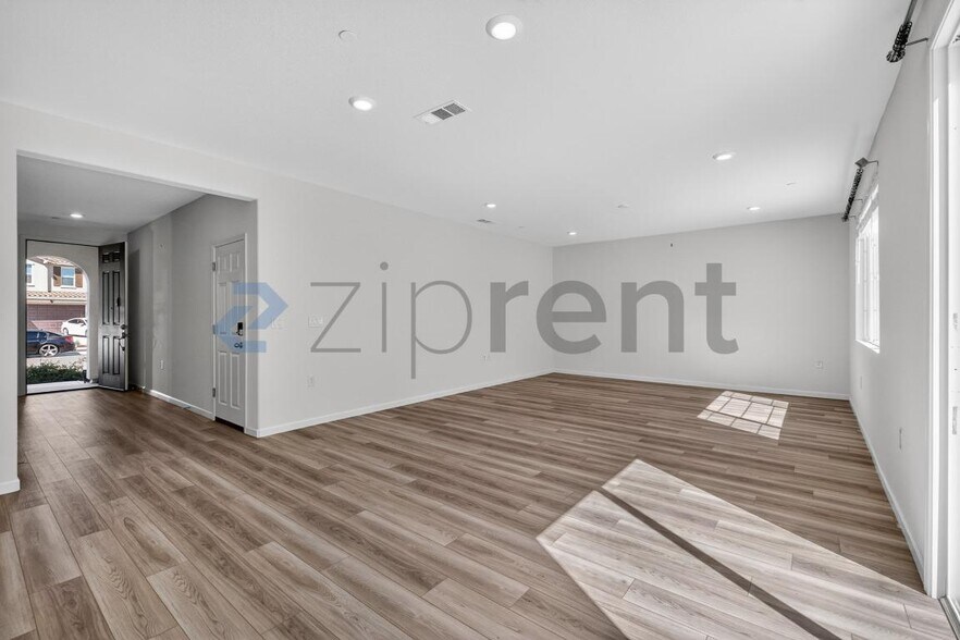 Building Photo - Unit