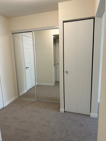 Closets - 5540 Owensmouth Ave