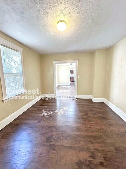 Building Photo - 1100 E 74th St