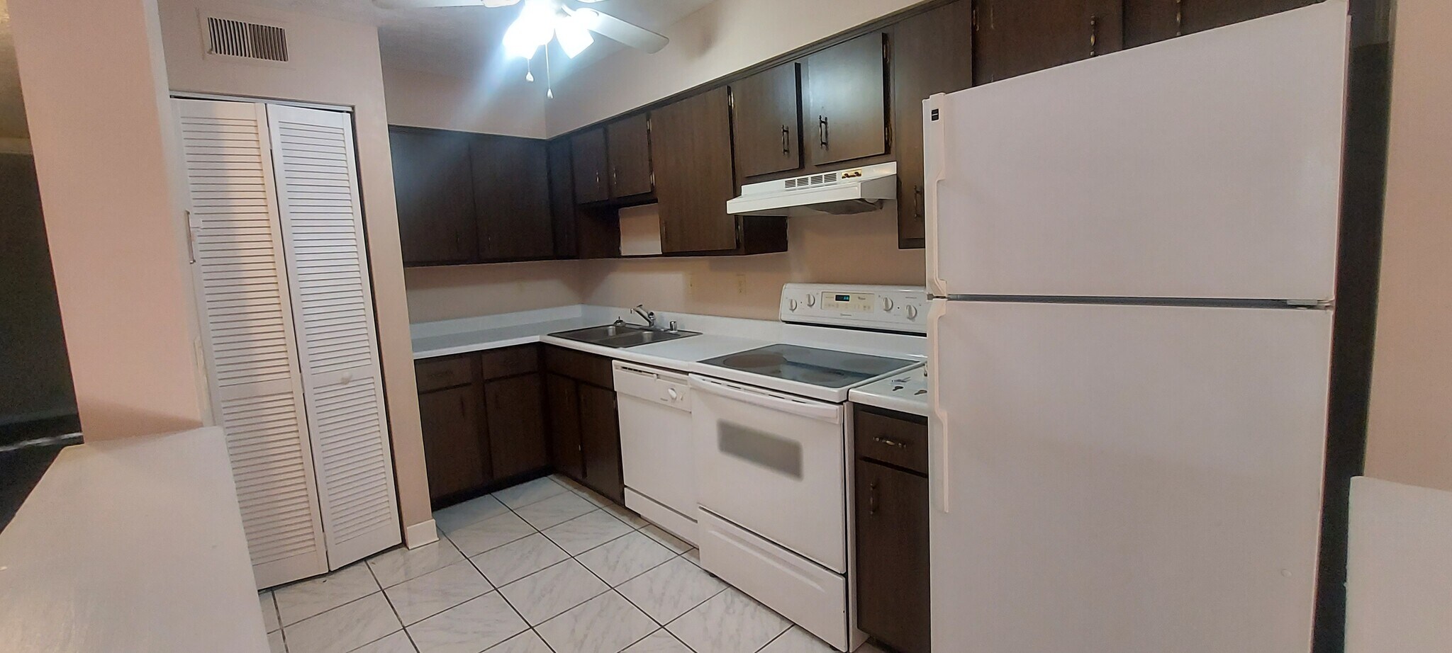 Building Photo - 7098 Wildwood Cir
