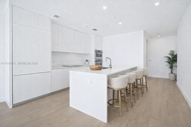 Building Photo - 700 NE 24th St