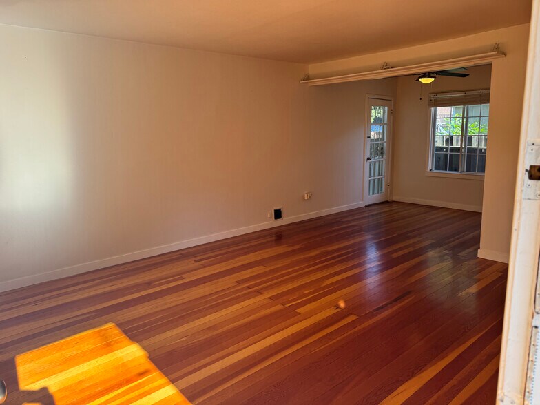 Building Photo - 627 Rose Ave