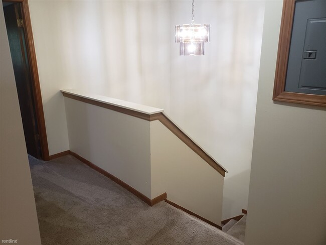Building Photo - 3 br, 1.5 bath Duplex - 166 Lamoreaux Dr N...
