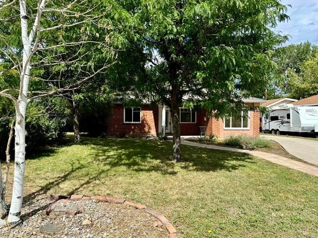 Building Photo - Beautiful 2 bedroom, 1.5 bathrooms plus an office!! Available NOW!