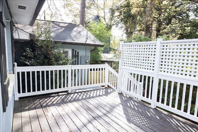 Building Photo - Beautifully Renovated 2/1 in Desirable Grant Park!