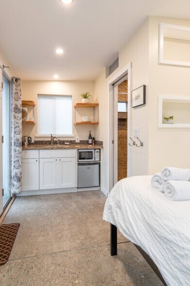 Building Photo - 3924 SE Grant Ct