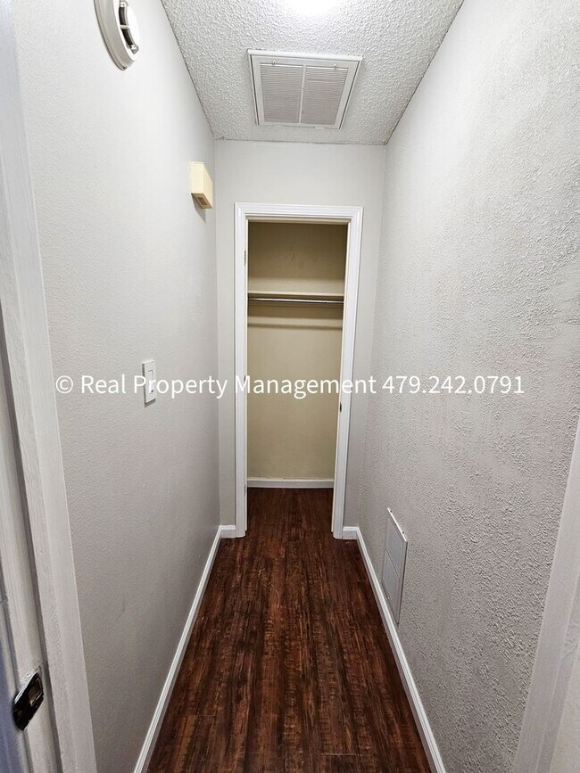 Building Photo - 3 Bedroom Close to Mercy Hospital - Availa...