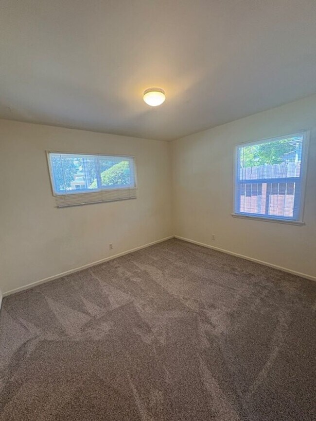 Building Photo - 132-136 Stenner St