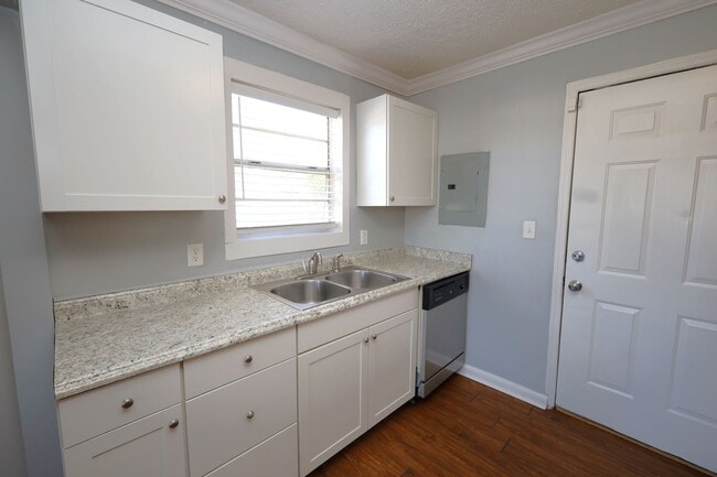 Building Photo - 817 Lilly St