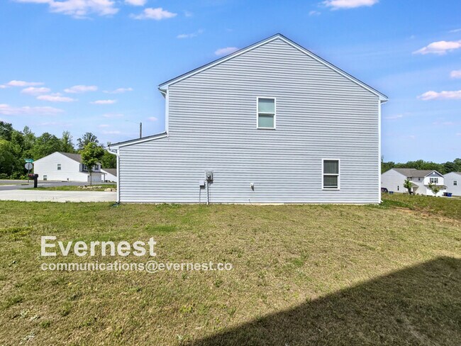 Building Photo - Spacious 3 Bed, 2.5 Bath Home with Attached Garage / Pet-Friendly / Vouchers Accepted / Available...