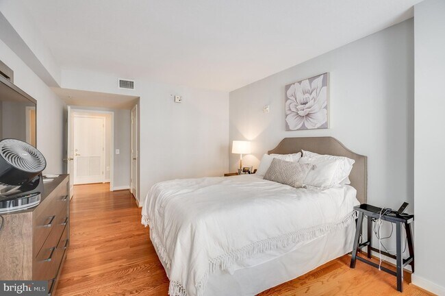 Building Photo - 616 E Street NW Unit 321