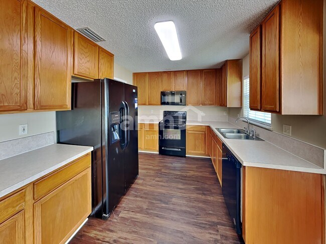 Building Photo - 1767 Saw Lake Dr