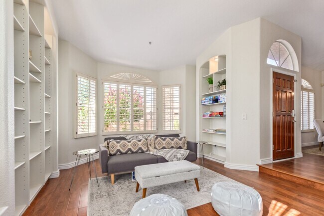 Building Photo - Come Settle In — This Scottsdale Gem Is Re...