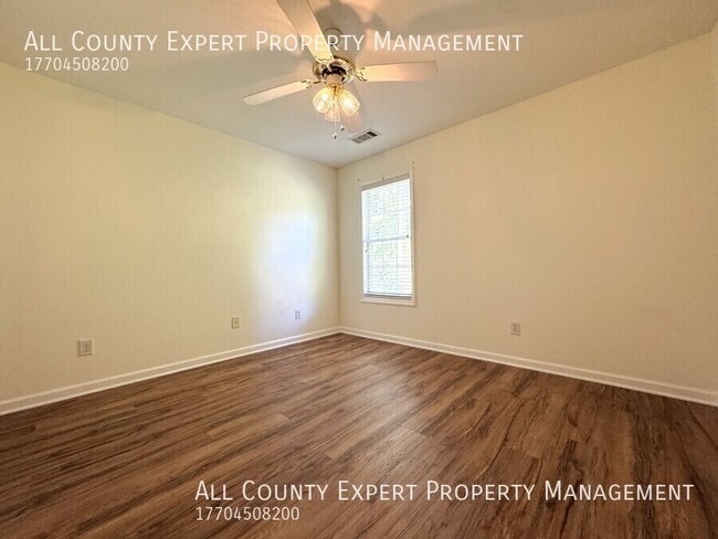 Building Photo - 2075 Pine Tree Dr