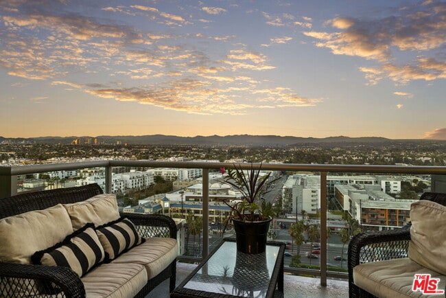 Building Photo - 13650 Marina Pointe Dr