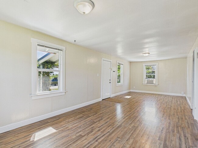 Building Photo - 2 bed 1 bath - Beautiful Outdoor Living