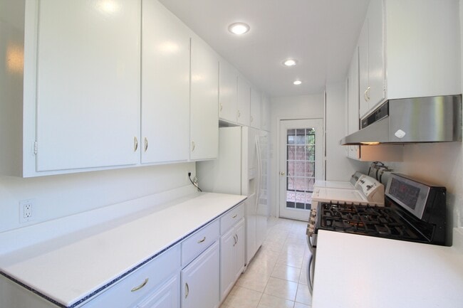 Building Photo - Dolores Heights: Sun-filled 1 Bedroom Home...