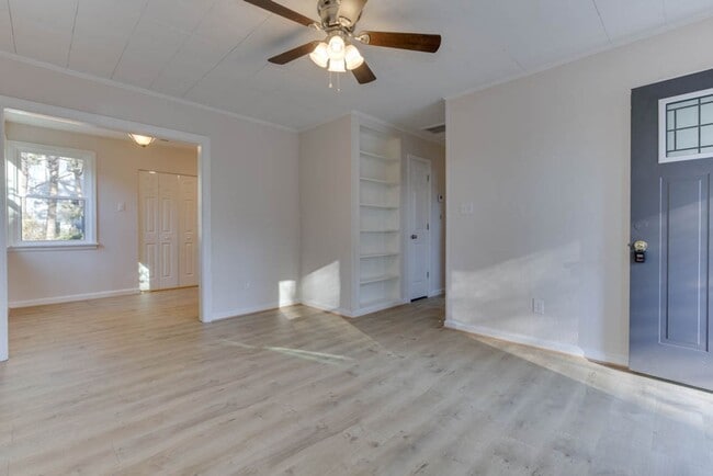 Building Photo - Charming Renovated Home with Modern Upgrades and Spacious Yard!