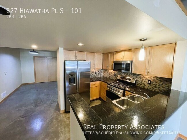 Building Photo - 827 Hiawatha Pl S