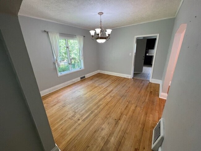 Building Photo - Duluth, MN - 4 Bedroom - 2 Bath - 2 car garage - Single family home