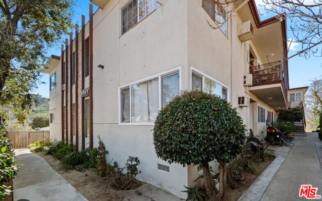 Building Photo - 9949 Pinewood Ave