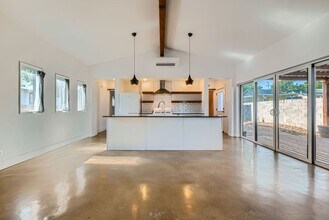 Building Photo - Home with Guest Suite