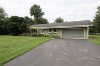 Building Photo - Three Bedroom Single Family Home in the Co...