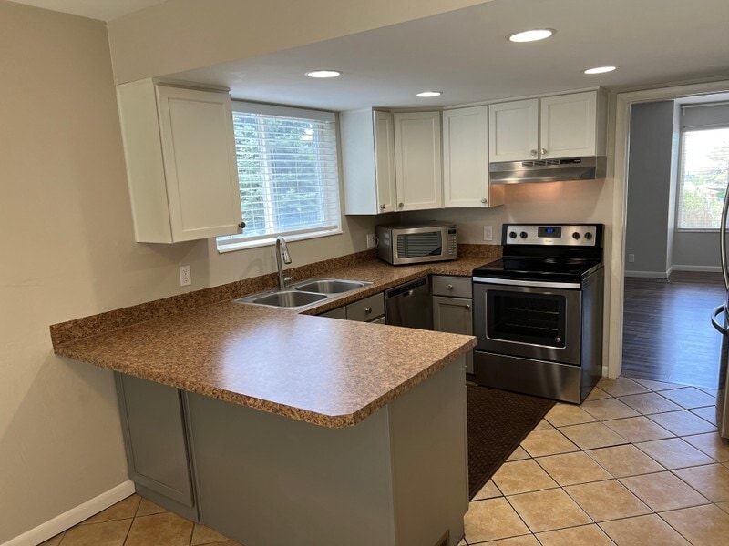 Building Photo - 1813 Laurelhurst Dr E