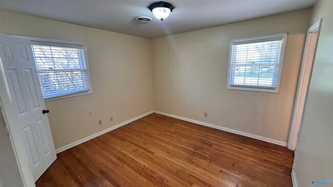 Building Photo - 2106 Giles Dr NE