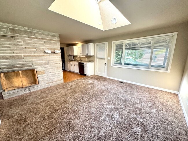Building Photo - Spacious 4-Bed, 2-Bath Duplex – Utilities ...