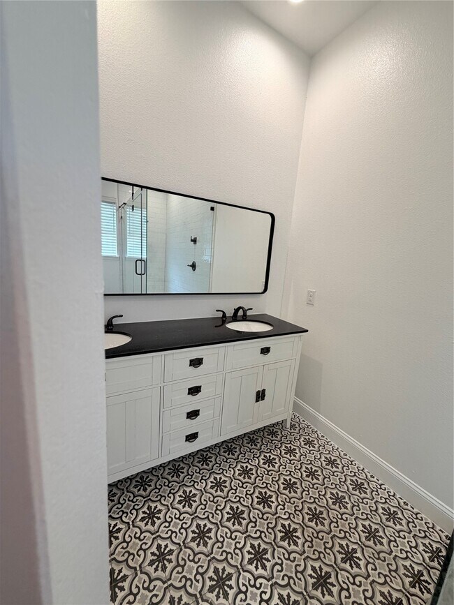 Building Photo - 202 N York St